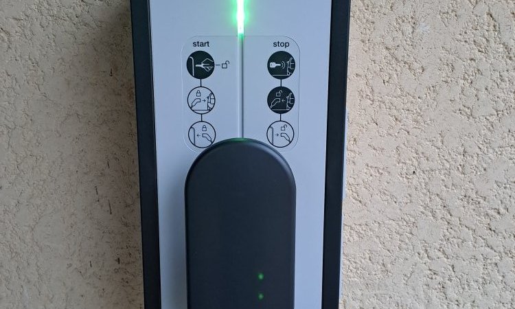 Borne de recharge rapide pour véhicule électrique Hager à Anse  